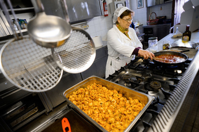 貧困者支援の無料食堂にグルメ食、イタリア