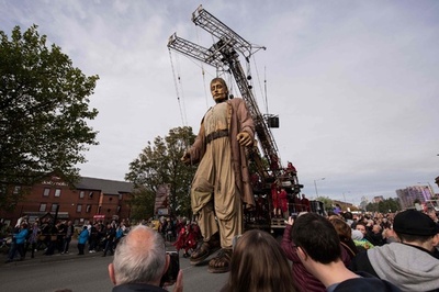 「リバプールの夢」、港町を練り歩く巨大操り人形