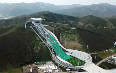 注目を集める北京冬季五輪会場 デザインに中国の伝統文化