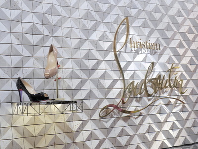 「クリスチャン ルブタン」、青山に旗艦店4日オープン