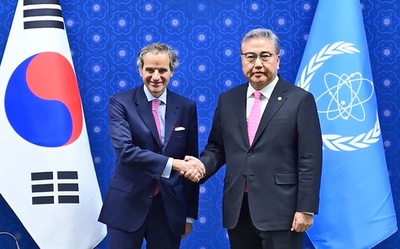 IAEA事務局長、韓国外相と会談 大規模抗議デモも