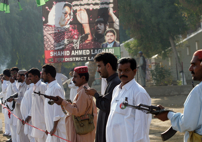 ブット元首相がカラチ市外を公式訪問　爆弾テロ後初めて