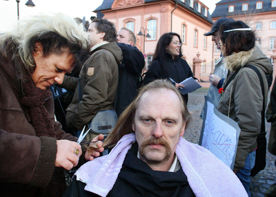 「職を得たければ髪を切るべき」との政治家発言に抗議 - ドイツ