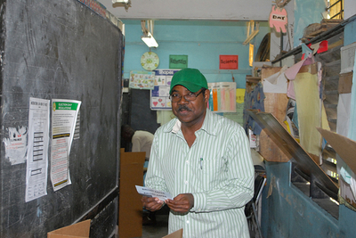 ジャマイカ総選挙、混乱の中で投票終わる