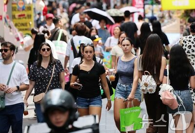 韓国・訪問客のカード支出、3年半で9.6倍に…上位1％の店舗に67％集中