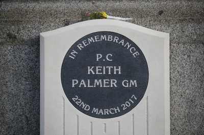 殉職警官の慰霊碑横で放尿した男を訴追 英ロンドン