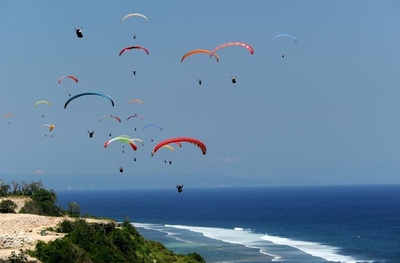 バリ島の空を舞うパラグライダー120機、世界記録更新 インドネシア