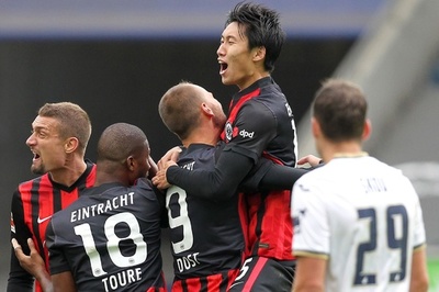 フランクフルトが逆転勝利で2位浮上、鎌田が同点弾