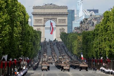 「トランプの凱旋門」建設か、執務机に模型