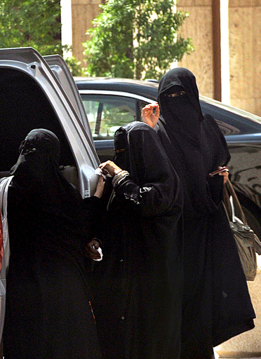 サウジ国王、車運転した女性へのむち打ち刑を撤回