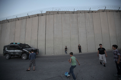 分離壁の前で遊ぶ子どもたち、パレスチナ自治区