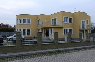 パレスチナ大使爆死の公邸から違法な武器、チェコ