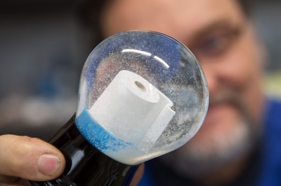 老舗スノーグローブメーカー、コロナで初の時短勤務 オーストリア