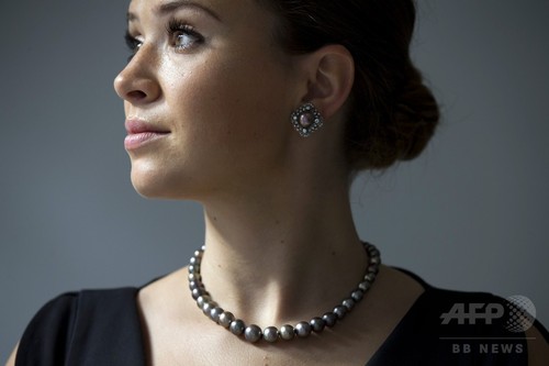 希少なグレー真珠のネックレス、6億円超で落札 香港