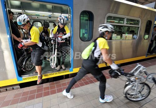マイカーやめて電車に 折りたたみ自転車でpr フィリピン 写真7枚 ファッション ニュースならmode Press Powered By Afpbb News