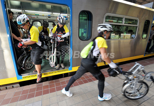 マイカーやめて電車に」折りたたみ自転車でPR、フィリピン 写真7枚 