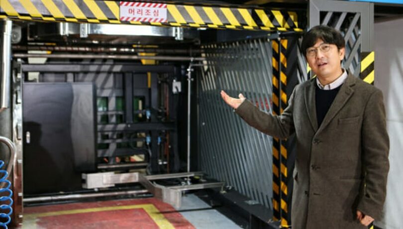 医療廃棄物の処理装置について説明する韓国機械研究院のハン・バンウ責任研究員＝韓国機械研究院(c)KOREA WAVE
