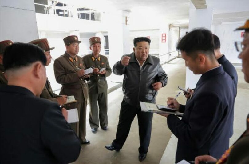 4日、平壌の学用品工場と教具・備品工場の建設現場を視察するキム・ジョンウン朝鮮労働党総書記＝労働新聞(c)KOREA WAVE