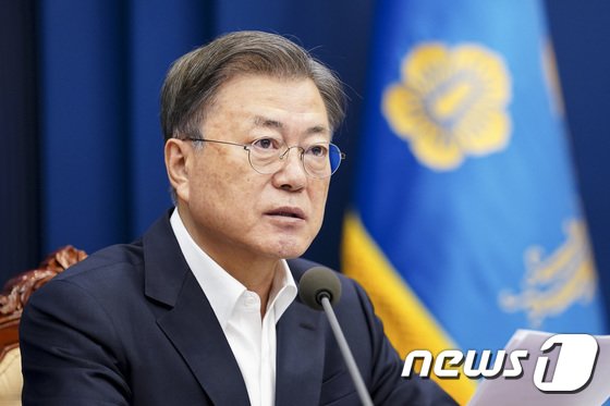 22日午前、大統領府で開かれたオンライン閣議で発言するムン・ジェイン（文在寅）大統領（大統領府提供）(c)news1