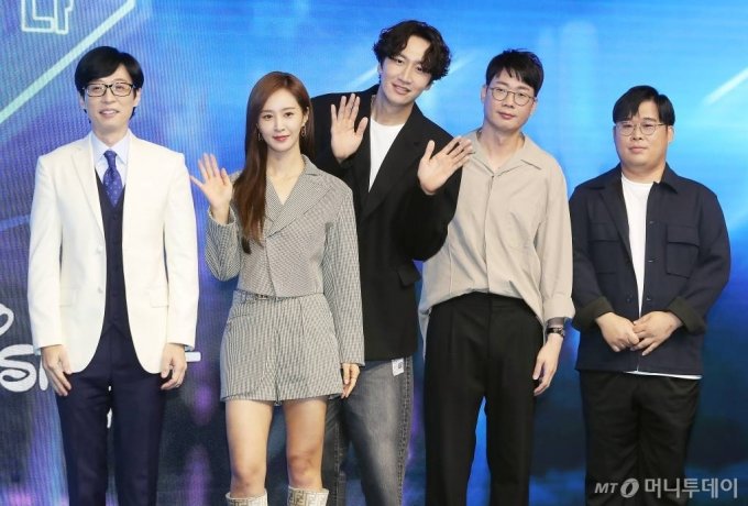 6日午前、製作発表会でポーズを取るユ・ジェソクら(c)MONEYTODAY