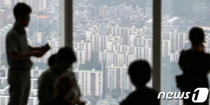 ロッテワールドタワーソウルスカイ展望台から眺めたマンション団地(c)news1