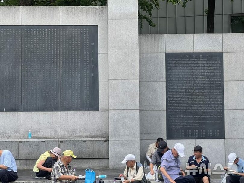 猛暑重大警報が発令された5日午前、ソウル市鍾路区のタプコル公園。体感温度が35度を超える中、多くの高齢者が暑さを避けて集まっていた(c)NEWSIS