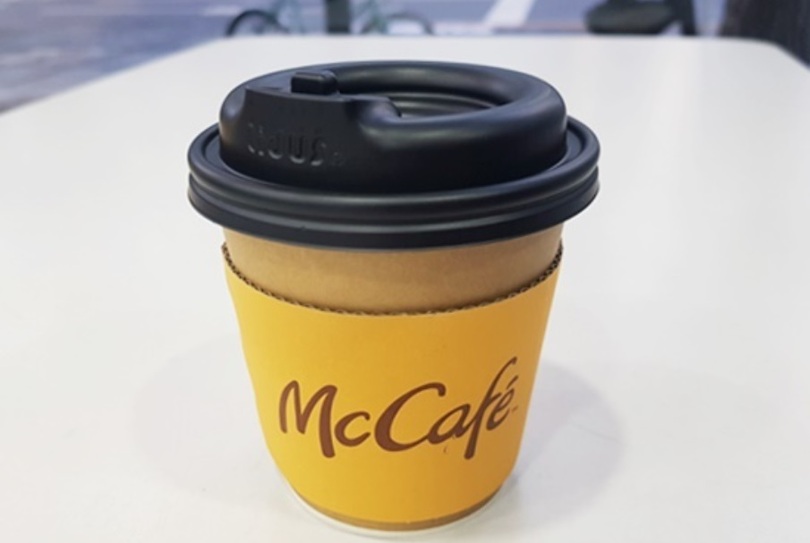 19日午前、マクドナルドソウル市役所店に無料で提供したコーヒー(c)NEWSIS