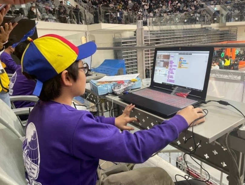 G-PRCでコーディング大会に参加した小学生の子ども(c)MONEYTODAY