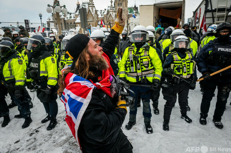 カナダ議事堂前 警察がトラックデモ隊を排除