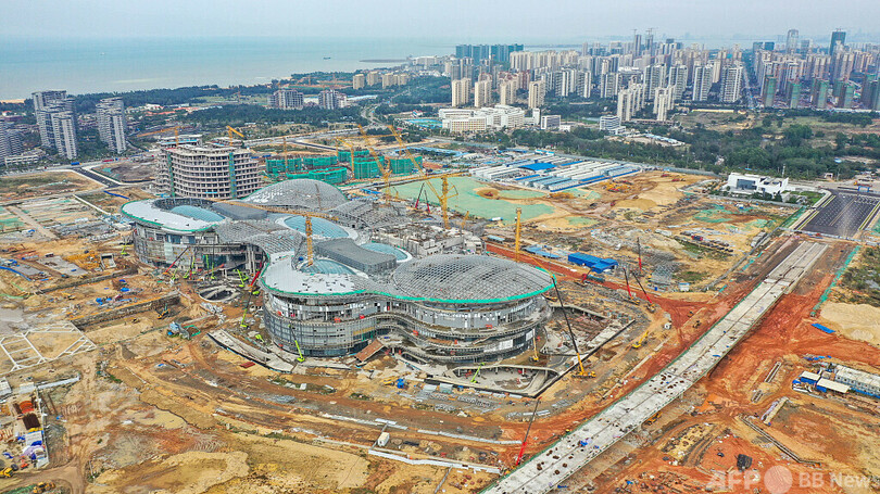 アジア最大免税店 中国海南の免税商業センターの屋根完成