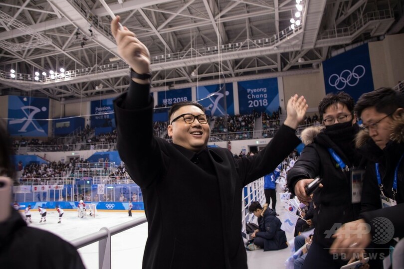 金正恩氏のそっくりさん、北朝鮮「美女応援団」に接近し退場に