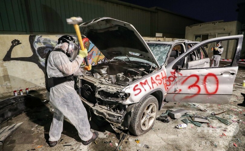 車を壊してストレス発散 ドバイの 破壊部屋 写真15枚 国際ニュース Afpbb News
