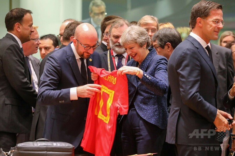 ベルギーと英国の首相、W杯両国代表のユニホーム交換 EU首脳会議で