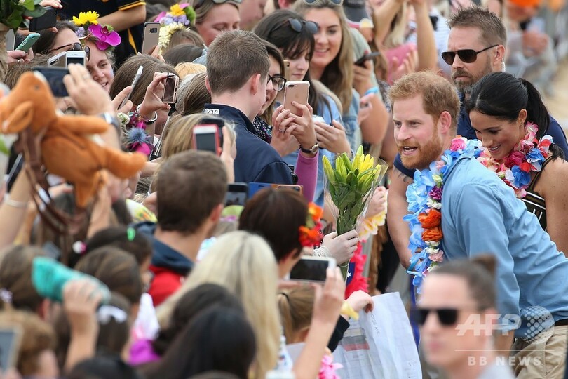 ヘンリー英王子とメーガン妃、はだしでボンダイビーチに