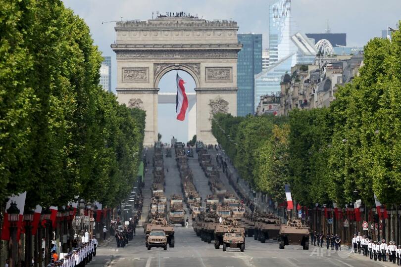 「トランプの凱旋門」建設か、執務机に模型