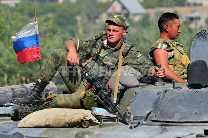 グルジアのロシア軍が撤退開始、平和維持部隊と交代