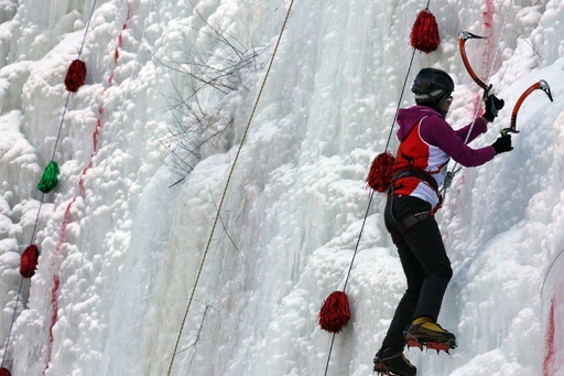 32メートルの氷壁に挑む 北京でアイスクライミング選手権 写真12枚