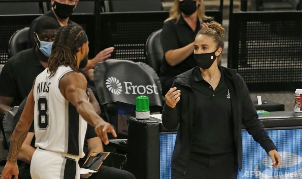 女性で初めてNBAチーム指揮 スパーズのハモン氏が歴史つくる 女性で初めてNBAチーム指揮 スパーズのハモン氏が歴史つくる