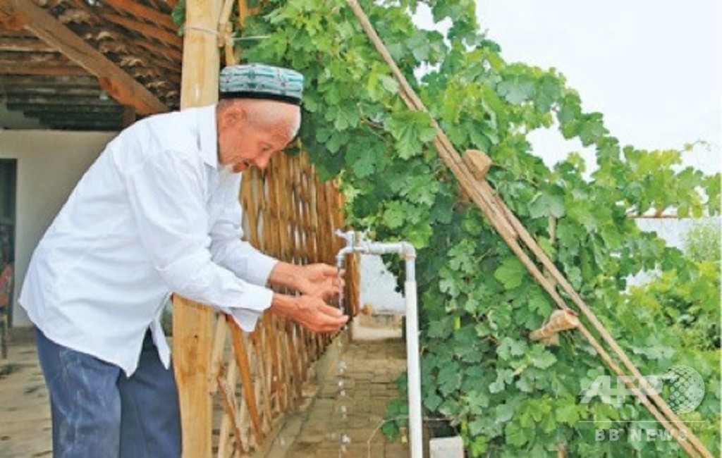 新疆の貧困住民、80歳でようやく安全な水 新疆の貧困住民、80歳でようやく安全な水
