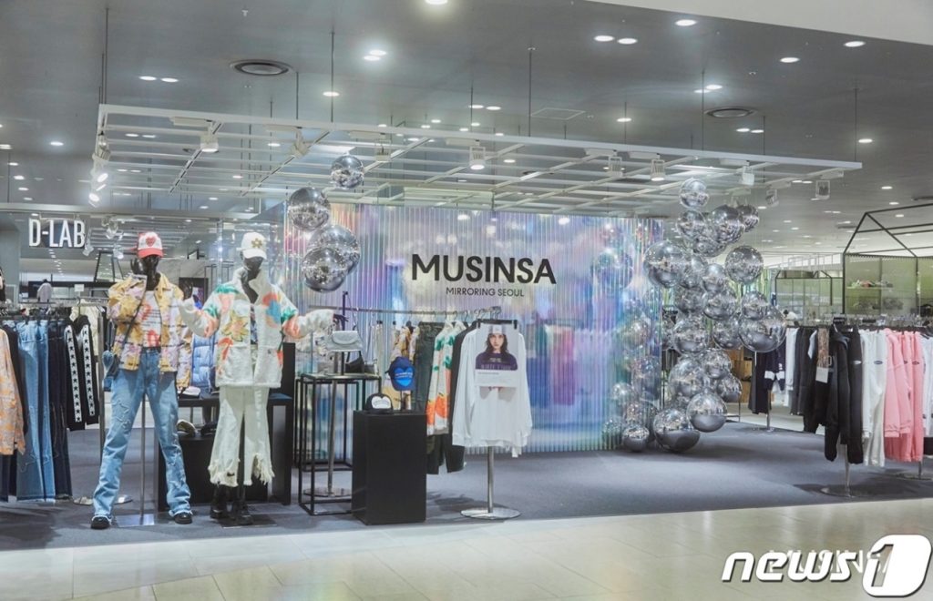 韓国20代が最も好むSPAブランドは「ムシンサスタンダード」 写真