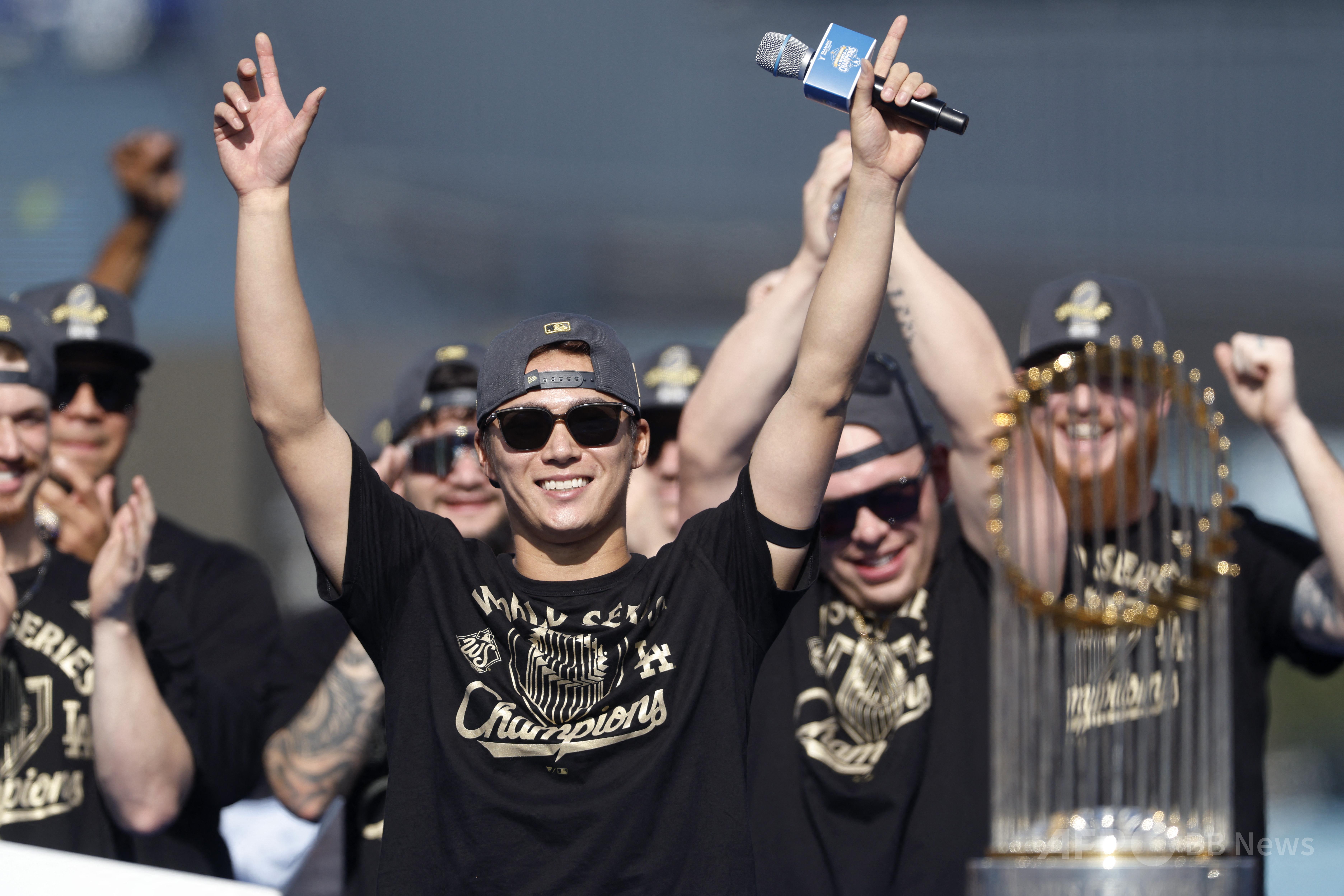 ドジャースの優勝パレードに大群衆 LAが「青」に染まる 写真10枚 国際