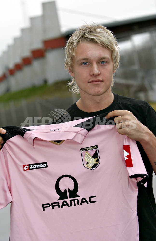 シモン・キアル パレルモのユニフォームを披露 写真2枚 国際ニュース