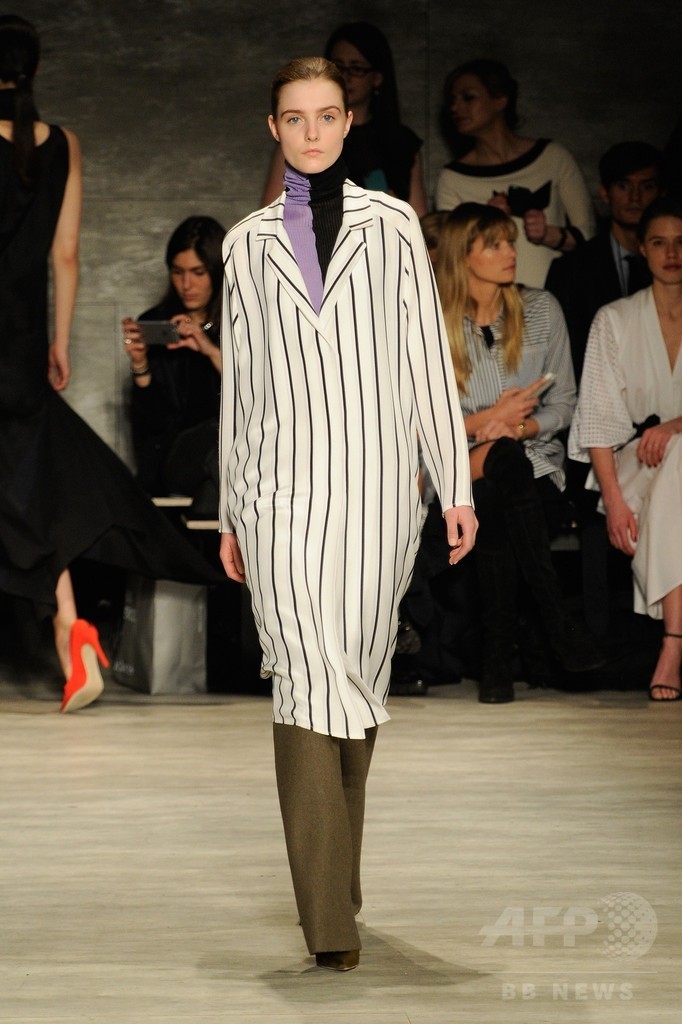 足元はサラ・ジェシカの「SJP」シューズ、「トーメ」15/16年秋冬