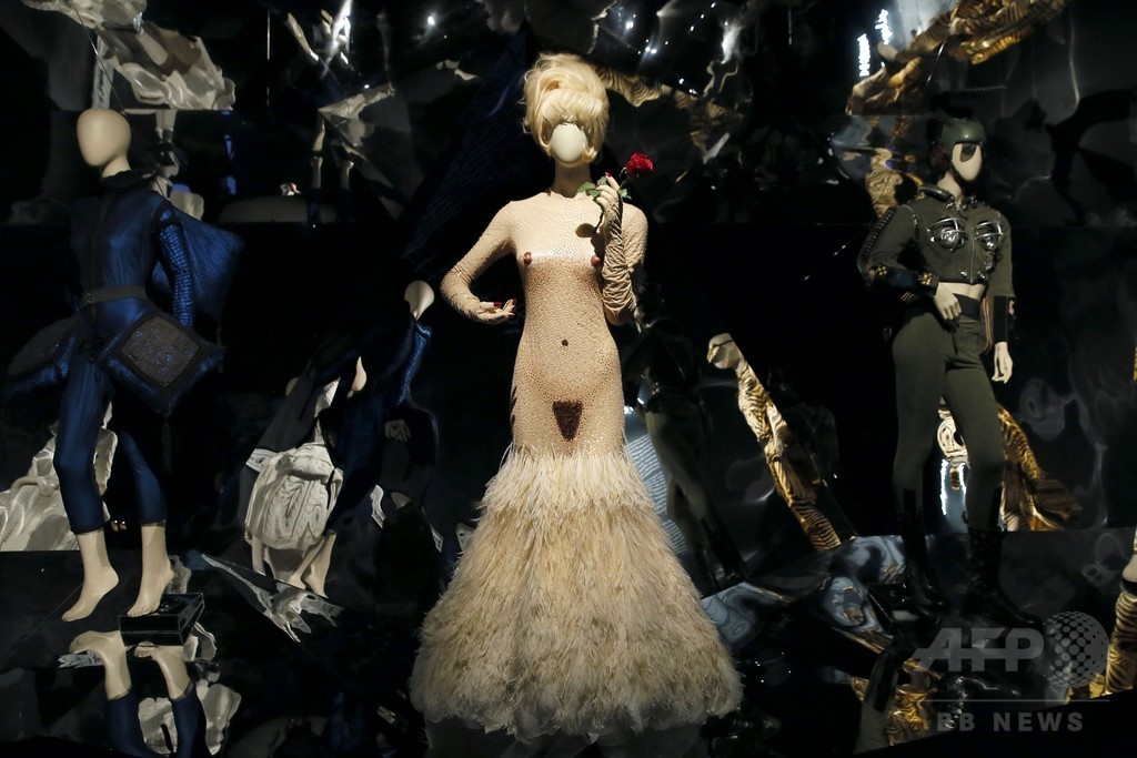 ゴルチエ回顧展、パリで開催 8月3日まで