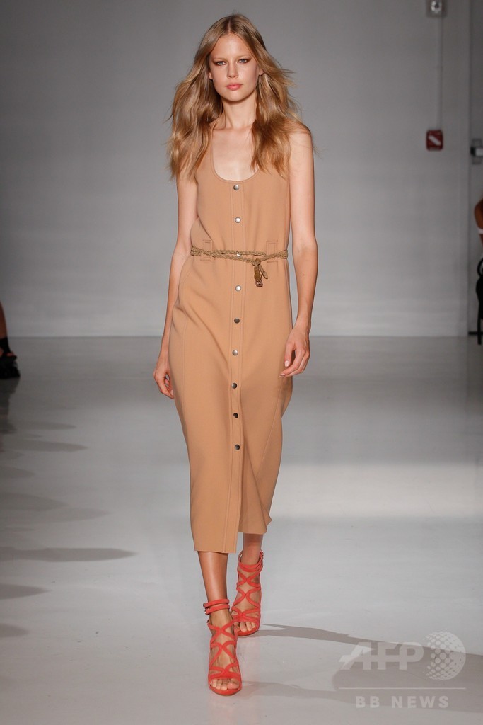 膝下丈のスカートでエレガントに、「ジル・スチュアート」15年春夏