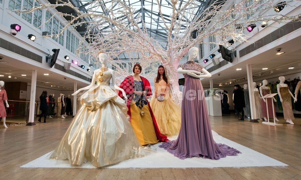 「オスカー・デ・ラ・レンタ」らが制作したディズニー・プリンセスのドレス、13日に競売へ