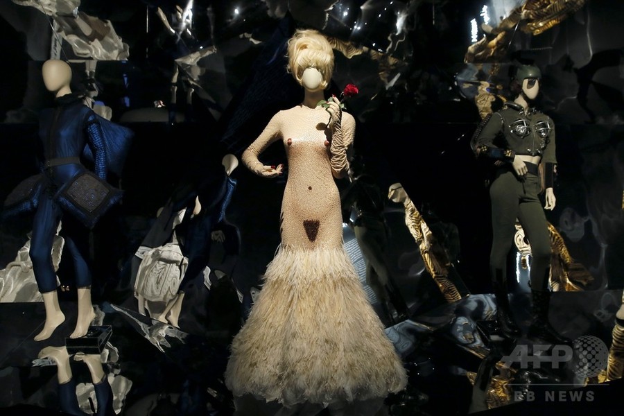 ゴルチエ回顧展、パリで開催 8月3日まで