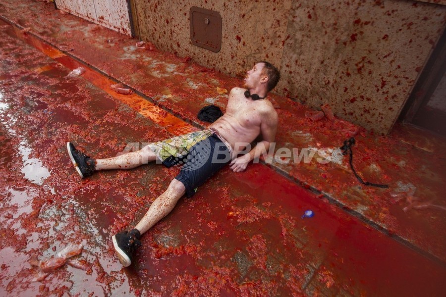 人も道路も真っ赤、スペイン恒例のトマト祭りに2万人