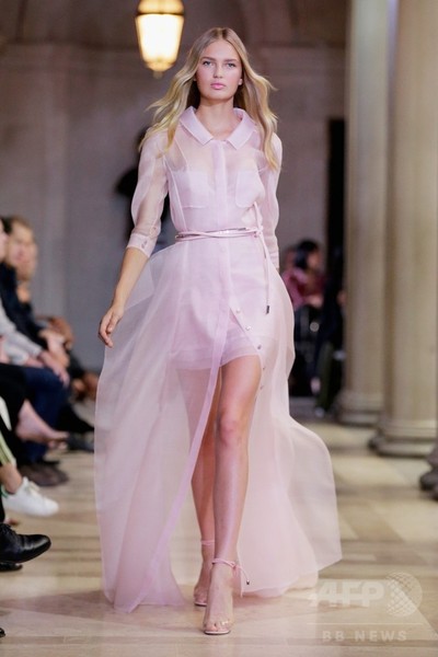 「キャロリーナ ヘレラ」16年春夏コレクション