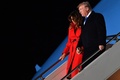 英ロンドン・スタンステッド空港に到着したドナルド・トランプ大統領とメラニア夫人（2019年12月2日撮影）。(c)Nicholas Kamm / AFP